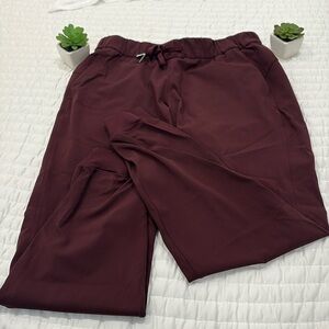 Lululemon On the Fly Jogger, size 6